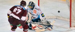 Jeden z historicky nejlepších extraligových střelců ELH Petr Ton dává gól Romanu Málkovi, zápas Sparta vs. Liberec v sezoně 2012/13 Jeden z historicky nejlepších extraligových střelců ELH Petr Ton dává gól Romanu Málkovi, zápas Sparta vs. Liberec v sezoně 2012/13