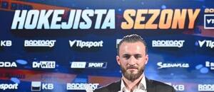 Tomáš Filippi s cenou pro Hokejistu sezony Tipsport ELH (2023/24)