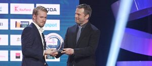 Filip Chlapík přebírá trofej Nejproduktivnější hokejista ELH (2021/22, HC Sparta Praha)