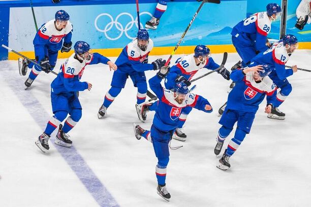Radost slovenských hokejistů po výhře v zápase o 3. místo na ZOH 2022