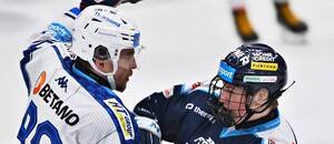 Zápas Tipsport ELH Kometa Brno vs. Bílí Tygři Liberec, bitka mezi Kristiánem Pospíšilem (Kometa) a Tomášem Galvasem (Liberec) Zápas Tipsport ELH Kometa Brno vs. Bílí Tygři Liberec, bitka mezi Kristiánem Pospíšilem (Kometa) a Tomášem Galvasem (Liberec)