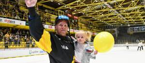 Hokej, česká extraliga: Ondřej Kaše (Litvínov) se svou dcerou zdraví fanoušky po prvním utkání ELH 2024/25, v úvodním týdnu Kaše třikrát skóroval Hokej, česká extraliga: Ondřej Kaše (Litvínov) se svou dcerou zdraví fanoušky po prvním utkání ELH 2024/25, v úvodním týdnu Kaše třikrát skóroval