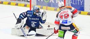 Pardubický forvard Tomáš Zohorna střílí na branku Vítkovic. Pardubický forvard Tomáš Zohorna střílí na branku Vítkovic.