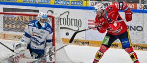 Pardubický Matěj Paulovič zkouší překvapit brankáře Komety Brno. Pardubický Matěj Paulovič zkouší překvapit brankáře Komety Brno.