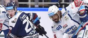 Momentka ze zápasu ELH Kometa Brno vs. Vítkovice v sezoně 2021/22, na snímku je i Peter Mueller Momentka ze zápasu ELH Kometa Brno vs. Vítkovice v sezoně 2021/22, na snímku je i Peter Mueller