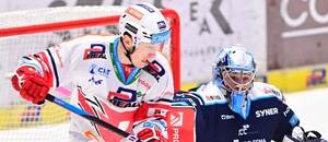 Zápas Tipsport ELH, Pardubice vs. Liberec, na fotce útočník Lukáš Radil (Pardubice) a brankář Daniel Král (Liberec) Zápas Tipsport ELH, Pardubice vs. Liberec, na fotce útočník Lukáš Radil (Pardubice) a brankář Daniel Král (Liberec)