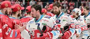 Podávání rukou po skončení loňského finále play off, Třinec a Pardubice Podávání rukou po skončení loňského finále play off, Třinec a Pardubice