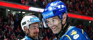 Zápas ELH, Kladno vs. Pardubice, na snímku dvě legendy Českého hokeje Jaromír Jágr a Roman Červenka Zápas ELH, Kladno vs. Pardubice, na snímku dvě legendy Českého hokeje Jaromír Jágr a Roman Červenka