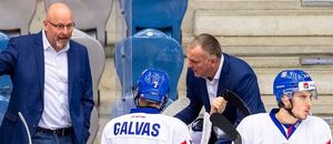 Trenér českého týmu U20 Patrik Augusta uděluje svým svěřencům pokyny Trenér českého týmu U20 Patrik Augusta uděluje svým svěřencům pokyny