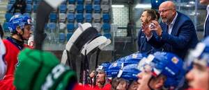 Trenér českého hokejového týmu U20 Patrik Augusta uděluje svým svěřencům pokyny Trenér českého hokejového týmu U20 Patrik Augusta uděluje svým svěřencům pokyny