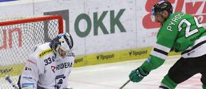 Lukáš Klimeš (Vítkovice) zasahuje proti pokusu Filipa Pyrochty (Mladá Boleslav) Lukáš Klimeš (Vítkovice) zasahuje proti pokusu Filipa Pyrochty (Mladá Boleslav)