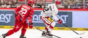 Zápas ELH, Mountfield HK vs. Třinec, na kotouči McCormack (Mountfield HK), stíhá jej Dravecký (Třinec) Zápas ELH, Mountfield HK vs. Třinec, na kotouči McCormack (Mountfield HK), stíhá jej Dravecký (Třinec)