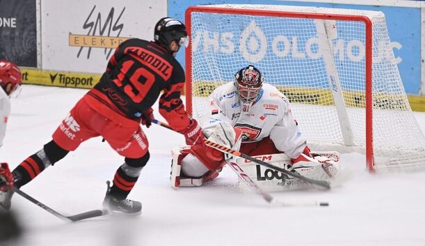 Hokej, extraliga 2024/25; Lukáš Nahodil (Olomouc) a Stanislav Škorvánek (Mountfield HK)
