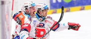 Hokejisté Ondřej Vála a Lukáš Sedlák oslavují jeden z gólů Dynama v nedělním derby, dnes Pardubice hostí Vítkovice Hokejisté Ondřej Vála a Lukáš Sedlák oslavují jeden z gólů Dynama v nedělním derby, dnes Pardubice hostí Vítkovice