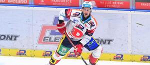 Hokej, extraliga: Roman Červenka (Pardubice) v utkání s Vítkovicemi, ve kterém zaznamenal tři body Hokej, extraliga: Roman Červenka (Pardubice) v utkání s Vítkovicemi, ve kterém zaznamenal tři body
