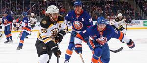 David Pastrňák v utkání proti NY Islanders, kde si připsal 3 asistence. David Pastrňák v utkání proti NY Islanders, kde si připsal 3 asistence.
