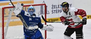 Brankář Komety Brno Michal Postava zasahuje před Sparťanem Michalem Řepíkem. Brankář Komety Brno Michal Postava zasahuje před Sparťanem Michalem Řepíkem.