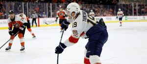 Útočník Floridy Matthew Tkachuk střílí na branku Philadelphie. V tomto utkání nasbíral celkem 5 bodů. Útočník Floridy Matthew Tkachuk střílí na branku Philadelphie. V tomto utkání nasbíral celkem 5 bodů.