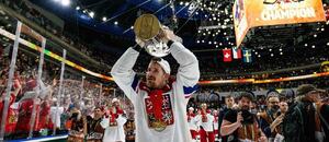 Kapitán Roman Červenka s trofejí pro mistry světa v hokeji. Jeho další start za českou reprezentaci se odkládá Kapitán Roman Červenka s trofejí pro mistry světa v hokeji. Jeho další start za českou reprezentaci se odkládá