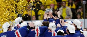 Hokejisté USA slaví s trofejí na MS juniorů, několik zlatých medailistů je i v nominaci pro MS U20 2025 Hokejisté USA slaví s trofejí na MS juniorů, několik zlatých medailistů je i v nominaci pro MS U20 2025