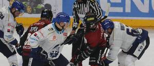 Hokej extraliga, přetahovaná o kotouč v zápase Kladno vs. Sparta Praha Hokej extraliga, přetahovaná o kotouč v zápase Kladno vs. Sparta Praha