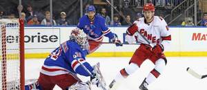 Český útočník Caroliny Hurricanes Martin Nečas v zápase NHL proti New Yorku Rangers. Český útočník Caroliny Hurricanes Martin Nečas v zápase NHL proti New Yorku Rangers.