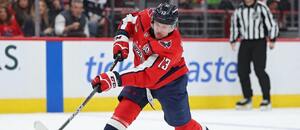 Český útočník ve službách Washingtonu Capitals Jakub Vrána střílí na branku soupeře. Český útočník ve službách Washingtonu Capitals Jakub Vrána střílí na branku soupeře.