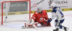 Hokej extraliga, Kometa vs. Olomouc, Adam Zbořil (Kometa) proměňuje trestné střílení proti Matěji Machovskému (Olomouc) Hokej extraliga, Kometa vs. Olomouc, Adam Zbořil (Kometa) proměňuje trestné střílení proti Matěji Machovskému (Olomouc)