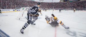 NHL Winter Classic 2024, Connor Murphy z Chicaga Blackhawks právě udělil hit jednomu z hráčů Bostonu, fotka z roku 2019 NHL Winter Classic 2024, Connor Murphy z Chicaga Blackhawks právě udělil hit jednomu z hráčů Bostonu, fotka z roku 2019