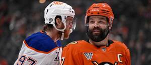 Radko Gudas v zápase s Edmontonem vedle Connora McDavida Radko Gudas v zápase s Edmontonem vedle Connora McDavida