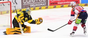 Útočník Pardubic Roman Červenka střílí na brankáře Litvínova Šimona Zajíčka. Útočník Pardubic Roman Červenka střílí na brankáře Litvínova Šimona Zajíčka.