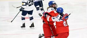 Viktorie Jílková a Linda Vocetková slaví gól ve čtvrtfinále MS v hokeji žen U18 2025, Česko dnes hraje semifinále s Kanadou Viktorie Jílková a Linda Vocetková slaví gól ve čtvrtfinále MS v hokeji žen U18 2025, Česko dnes hraje semifinále s Kanadou