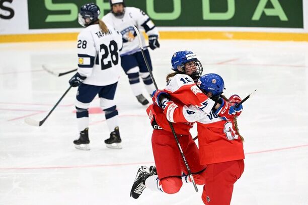 Viktorie Jílková a Linda Vocetková slaví gól ve čtvrtfinále MS v hokeji žen U18 2025, Česko dnes hraje semifinále s Kanadou