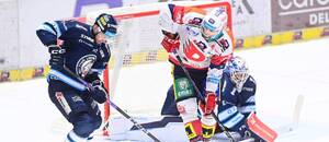 Hokej, česká extraliga: Michal Ivan a brankář Petr Kváča z Liberce a útočník Jiří Smejkal z Pardubic v říjnovém zápase Dynamo vs. Bílí Tygři