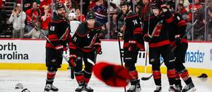 V Carolině létají čepice led na oslavu hattricku Jordana Staala v zápase proti Torontu V Carolině létají čepice led na oslavu hattricku Jordana Staala v zápase proti Torontu