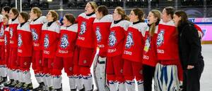 Hráčky české reprezentace U18 zpívají hymnu po vítězství ve čtvrtfinále nad Švédskem Hráčky české reprezentace U18 zpívají hymnu po vítězství ve čtvrtfinále nad Švédskem