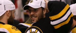 David Krejčí s čepicí pro vítěze Východní konference 2013 po postupu do finále Stanley Cupu NHL David Krejčí s čepicí pro vítěze Východní konference 2013 po postupu do finále Stanley Cupu NHL