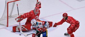 Třinecký brankář Ondřej Kacetl zasahuje při šanci Pardubic. Třinecký brankář Ondřej Kacetl zasahuje při šanci Pardubic.