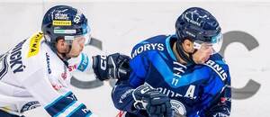 Utkání 15. kola hokejové extraligy: Rayen Petrovický z Liberce se snaží obrat o puk vítkovického Marka Kaluse Utkání 15. kola hokejové extraligy: Rayen Petrovický z Liberce se snaží obrat o puk vítkovického Marka Kaluse
