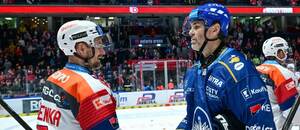 Roman Červenka a Jaromír Jágr se zdraví po utkání Pardubic proti Kladnu. Roman Červenka a Jaromír Jágr se zdraví po utkání Pardubic proti Kladnu.