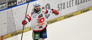 Útočník Pardubic Miloš Kelemen po hattricku do sítě Kladna v zápase 40. kola hokejové Tipsport extraligy