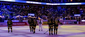 Švédské hokejové hry, hráči domácího švédského týmu před startem utkání s Finskem, atmosféra Švédské hokejové hry, hráči domácího švédského týmu před startem utkání s Finskem, atmosféra