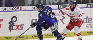 Hokej extraliga, Olomouc vs. Vítkovice, na puku vítkovický bek Stuart Percy, stíhá jej olomoucký forvard Jakub Doktor Hokej extraliga, Olomouc vs. Vítkovice, na puku vítkovický bek Stuart Percy, stíhá jej olomoucký forvard Jakub Doktor