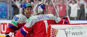 David Pastrňák a Lukáš Dostál se radují z vítězství na MS hokej v Praze 2024. David Pastrňák a Lukáš Dostál se radují z vítězství na MS hokej v Praze 2024.