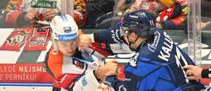Zápas 18. kola TELH: Pardubický Michal Houdek v bitce s Markem Kalusem z Vítkovic Zápas 18. kola TELH: Pardubický Michal Houdek v bitce s Markem Kalusem z Vítkovic