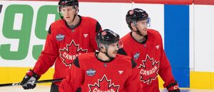 Trojhlavá saň kanadské ofenzivy na turnaji NHL 4 Nations: zleva Nathan MacKinnon, Sidney Crosby a Connor McDavid. Trojhlavá saň kanadské ofenzivy na turnaji NHL 4 Nations: zleva Nathan MacKinnon, Sidney Crosby a Connor McDavid.
