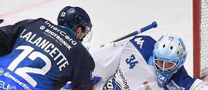 32. kolo hokejové extraligy 2024/25: Plzeňský útočník Christophe Lalancette v šanci proti brankáři Komety Michalu Postavovi 32. kolo hokejové extraligy 2024/25: Plzeňský útočník Christophe Lalancette v šanci proti brankáři Komety Michalu Postavovi