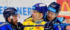 Utkání 34. kola hokejové extraligy: Filip Přikryl z Českých Budějovic mezi vítkovickým Janem Eberlem (vlevo) a Stuartem Percym Utkání 34. kola hokejové extraligy: Filip Přikryl z Českých Budějovic mezi vítkovickým Janem Eberlem (vlevo) a Stuartem Percym