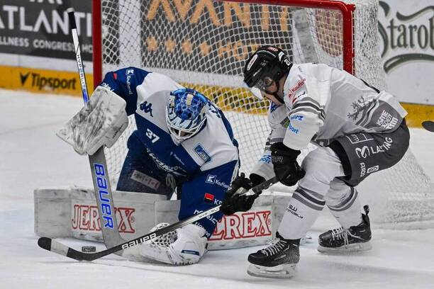 Brankář Gašper Krošelj a útočník Jiří Černoch v zápase extraligy 2024/2025. Kometa Brno a Karlovy Vary spolu hrají i dnes