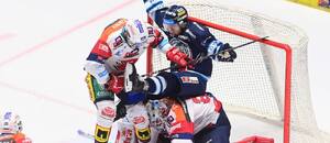 Hokej extraliga, Liberec vs. Pardubice, závar v brankovišti pardubického gólmana Romana Willa Hokej extraliga, Liberec vs. Pardubice, závar v brankovišti pardubického gólmana Romana Willa